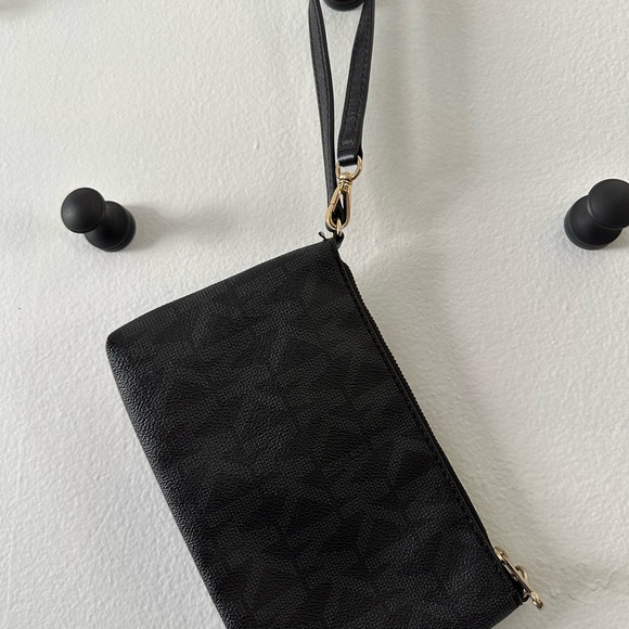(MICHAEL KORS) Monogram wristlet/mini purse - Picture 4 of 5